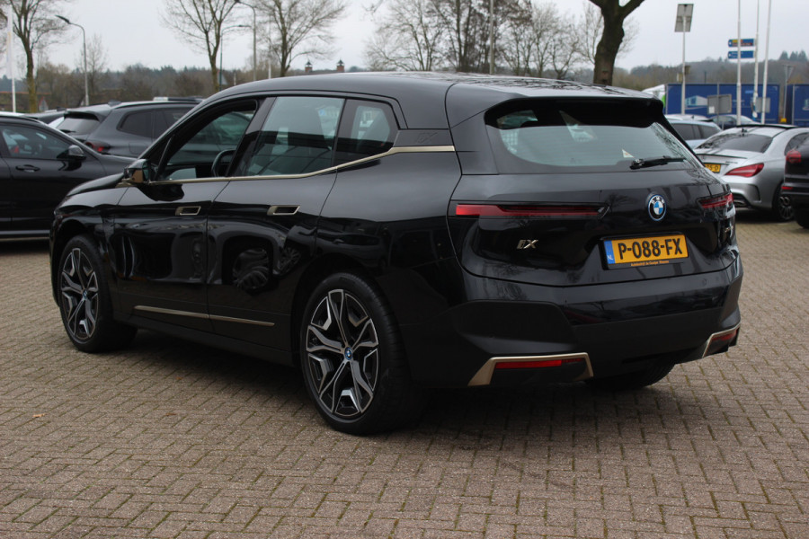 BMW iX xDrive50 High Executive 112 kWh / SOH 97,2% / Trekhaak / Panoramadak / Camera / Leder / 22'' / Luchtvering / Softclose / Harman Kardon / Apple CarPlay / Stoelverwarming / DAB / Dodehoek / ACC