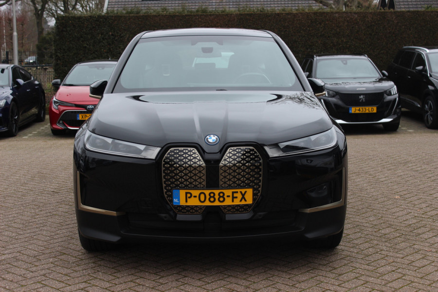 BMW iX xDrive50 High Executive 112 kWh / SOH 97,2% / Trekhaak / Panoramadak / Camera / Leder / 22'' / Luchtvering / Softclose / Harman Kardon / Apple CarPlay / Stoelverwarming / DAB / Dodehoek / ACC
