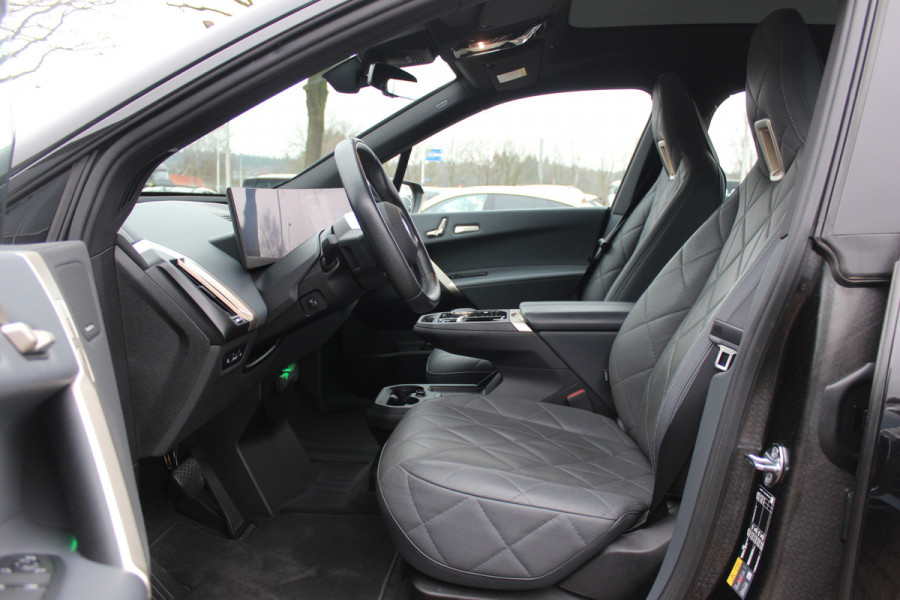 BMW iX xDrive50 High Executive 112 kWh / SOH 97,2% / Trekhaak / Panoramadak / Camera / Leder / 22'' / Luchtvering / Softclose / Harman Kardon / Apple CarPlay / Stoelverwarming / DAB / Dodehoek / ACC