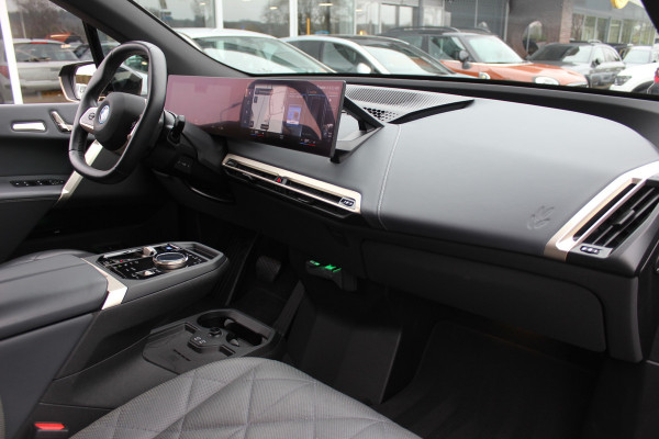 BMW iX xDrive50 High Executive 112 kWh / SOH 97,2% / Trekhaak / Panoramadak / Camera / Leder / 22'' / Luchtvering / Softclose / Harman Kardon / Apple CarPlay / Stoelverwarming / DAB / Dodehoek / ACC