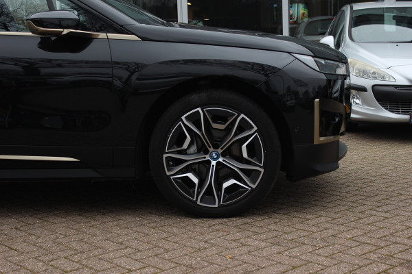 BMW iX xDrive50 High Executive 112 kWh / SOH 97,2% / Trekhaak / Panoramadak / Camera / Leder / 22'' / Luchtvering / Softclose / Harman Kardon / Apple CarPlay / Stoelverwarming / DAB / Dodehoek / ACC