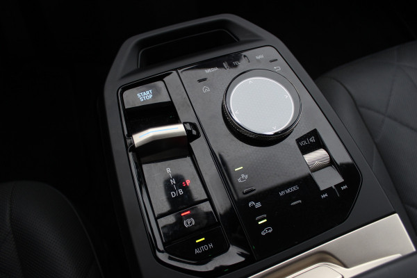 BMW iX xDrive50 High Executive 112 kWh / SOH 97,2% / Trekhaak / Panoramadak / Camera / Leder / 22'' / Luchtvering / Softclose / Harman Kardon / Apple CarPlay / Stoelverwarming / DAB / Dodehoek / ACC