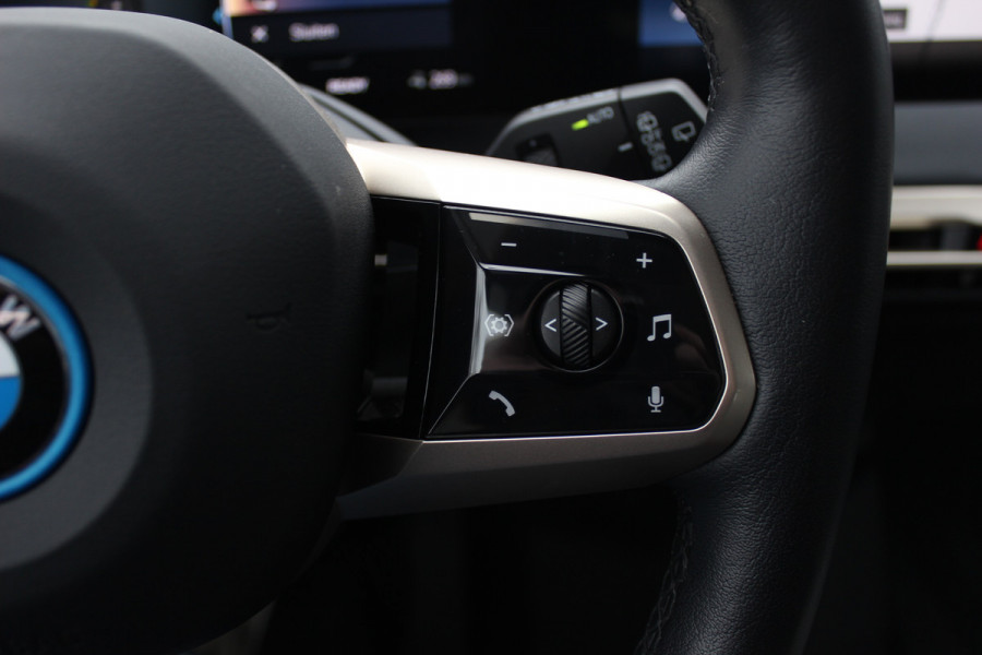 BMW iX xDrive50 High Executive 112 kWh / SOH 97,2% / Trekhaak / Panoramadak / Camera / Leder / 22'' / Luchtvering / Softclose / Harman Kardon / Apple CarPlay / Stoelverwarming / DAB / Dodehoek / ACC