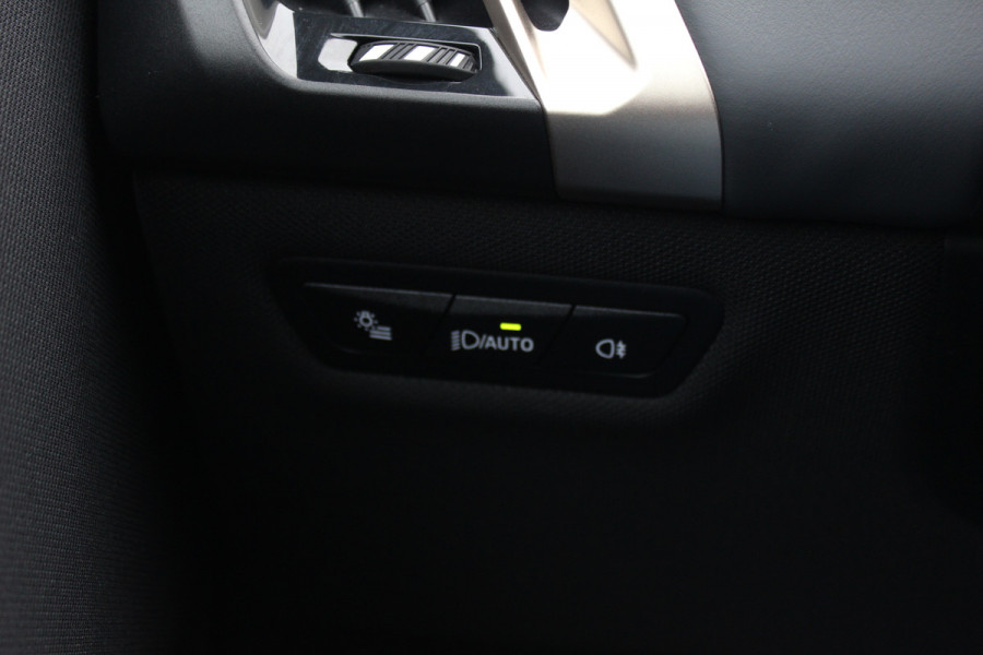 BMW iX xDrive50 High Executive 112 kWh / SOH 97,2% / Trekhaak / Panoramadak / Camera / Leder / 22'' / Luchtvering / Softclose / Harman Kardon / Apple CarPlay / Stoelverwarming / DAB / Dodehoek / ACC