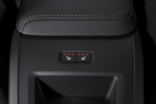 Volvo XC60 2.0 T6 Plug-in hybrid AWD Ultra Black Edition | S/K Panodak | Head-up | 360 Camera | Harman/Kardon | Dig. Cockpit | Adapt. Cruise | Stoel-+Stuurverw. | NAV+App.Connect | ECC | LM 21" | 1498