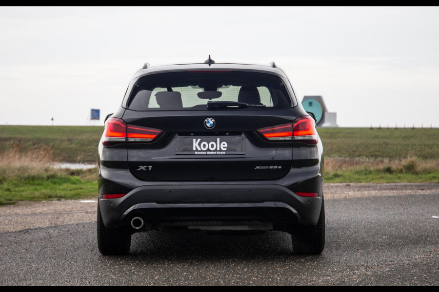 BMW X1 xDrive25e Executive X CAMERA / CARPLAY / HEAD UP DISPLAY / LEDER / LED / CRUISE CONTROLE / STOELVERWARMING