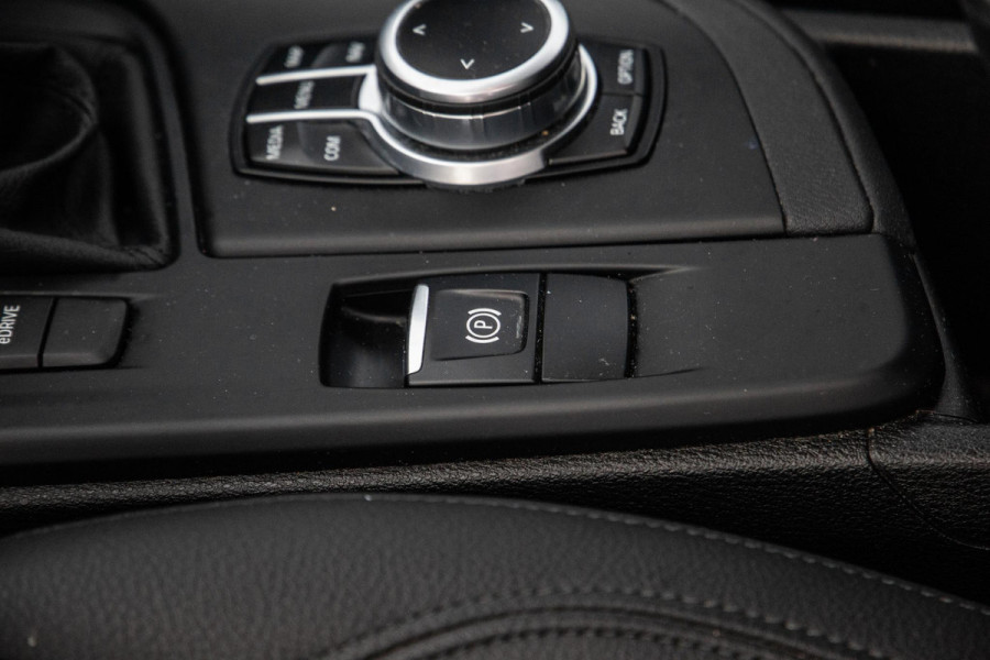 BMW X1 xDrive25e Executive X CAMERA / CARPLAY / HEAD UP DISPLAY / LEDER / LED / CRUISE CONTROLE / STOELVERWARMING