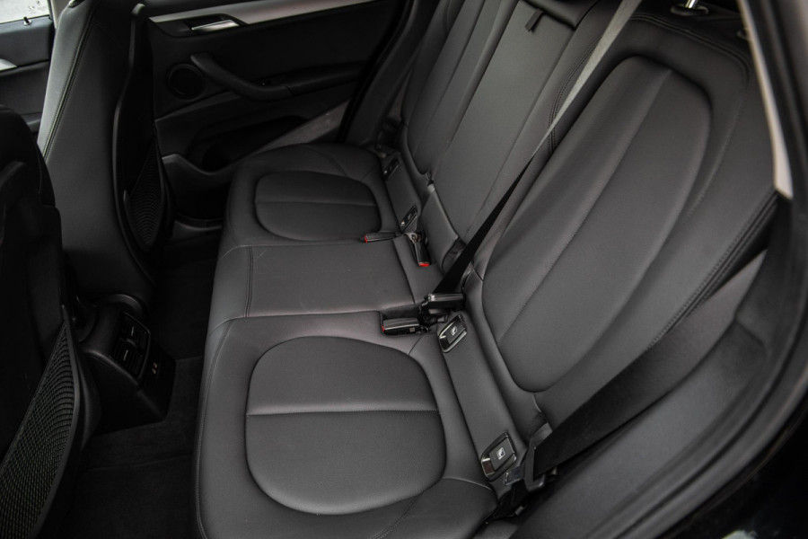 BMW X1 xDrive25e Executive X CAMERA / CARPLAY / HEAD UP DISPLAY / LEDER / LED / CRUISE CONTROLE / STOELVERWARMING