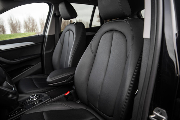 BMW X1 xDrive25e Executive X CAMERA / CARPLAY / HEAD UP DISPLAY / LEDER / LED / CRUISE CONTROLE / STOELVERWARMING