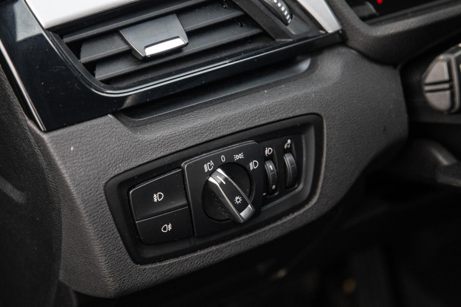 BMW X1 xDrive25e Executive X CAMERA / CARPLAY / HEAD UP DISPLAY / LEDER / LED / CRUISE CONTROLE / STOELVERWARMING