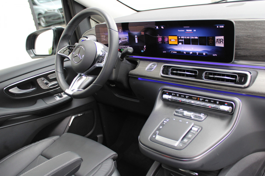 Mercedes-Benz Eqv 300 L2 / AMG / Panorama / 7-Persoons / Burmester / Electr Stoelen / Vol Opties / NIEUWSTAAT