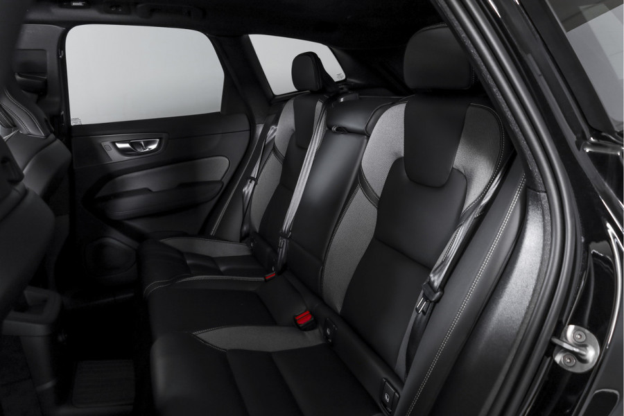 Volvo XC60 2.0 T6 Plug-in hybrid AWD Ultra Black Edition | S/K Panodak | Head-up | 360 Camera | Harman/Kardon | Dig. Cockpit | Adapt. Cruise | Stoel-+Stuurverw. | NAV+App.Connect | ECC | LM 21" | 0630