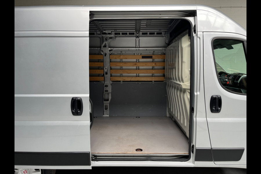 Fiat Ducato Automaat 30 2.3 MultiJet 140pk euro6 L2H2 3Persoons Airco Navigatie Trekhaak Zilvergrijs Metallic RIJKLAARPRIJS!
