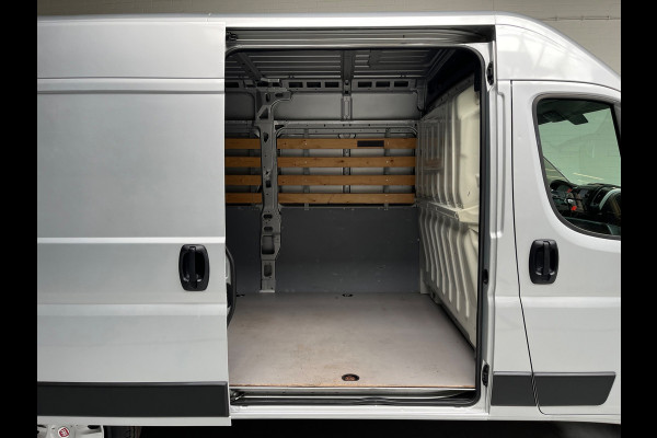 Fiat Ducato Automaat 30 2.3 MultiJet 140pk euro6 L2H2 3Persoons Airco Navigatie Trekhaak Zilvergrijs Metallic RIJKLAARPRIJS!