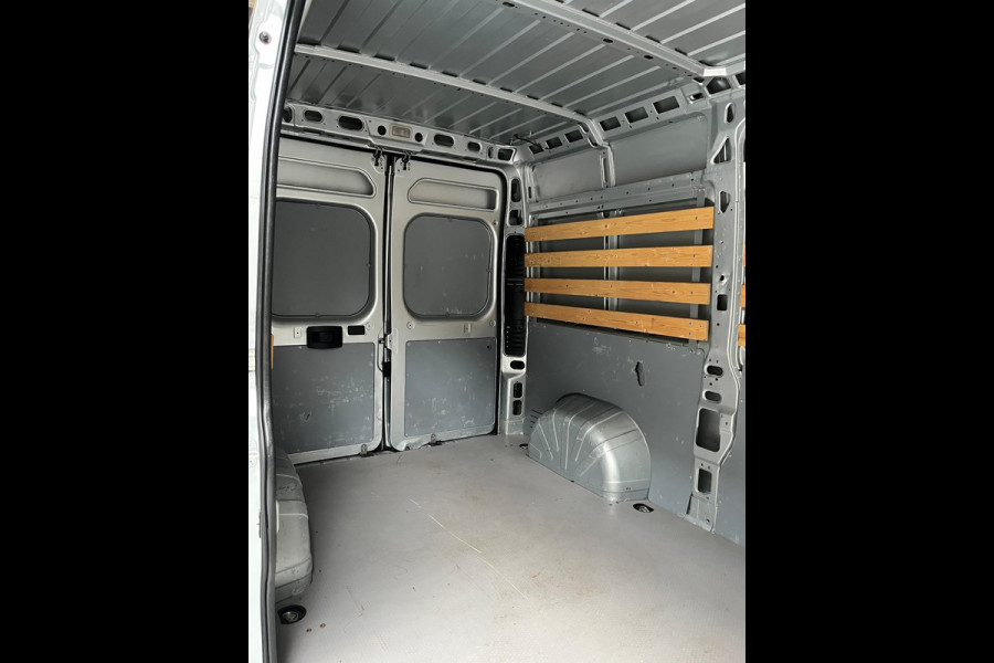 Fiat Ducato Automaat 30 2.3 MultiJet 140pk euro6 L2H2 3Persoons Airco Navigatie Trekhaak Zilvergrijs Metallic RIJKLAARPRIJS!