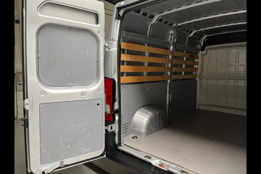 Fiat Ducato Automaat 30 2.3 MultiJet 140pk euro6 L2H2 3Persoons Airco Navigatie Trekhaak Zilvergrijs Metallic RIJKLAARPRIJS!