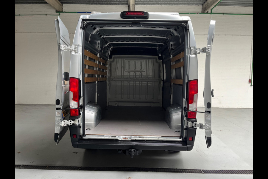 Fiat Ducato Automaat 30 2.3 MultiJet 140pk euro6 L2H2 3Persoons Airco Navigatie Trekhaak Zilvergrijs Metallic RIJKLAARPRIJS!