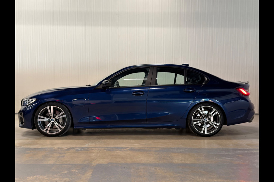 BMW 3-serie 330e High Executive | M-SPORT | ACC | LEDER | ZWART HEMEL