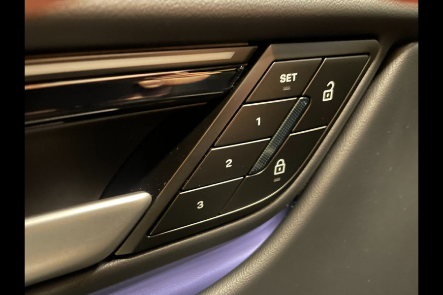 Porsche Macan 4 100 kWh|100%SOH|ACC|VULKANGRAU|VOLLEDER|MEMORY|CAMERA|CARPLAY|STOELVERWARMING|21INCH|NAP|NL|INCL.BTW|1e EIGENAAR|