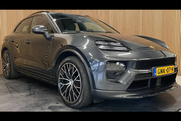 Porsche Macan 4 100 kWh|100%SOH|ACC|VULKANGRAU|VOLLEDER|MEMORY|CAMERA|CARPLAY|STOELVERWARMING|21INCH|NAP|NL|INCL.BTW|1e EIGENAAR|