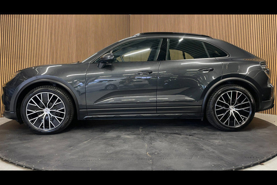 Porsche Macan 4 100 kWh|100%SOH|ACC|VULKANGRAU|VOLLEDER|MEMORY|CAMERA|CARPLAY|STOELVERWARMING|21INCH|NAP|NL|INCL.BTW|1e EIGENAAR|