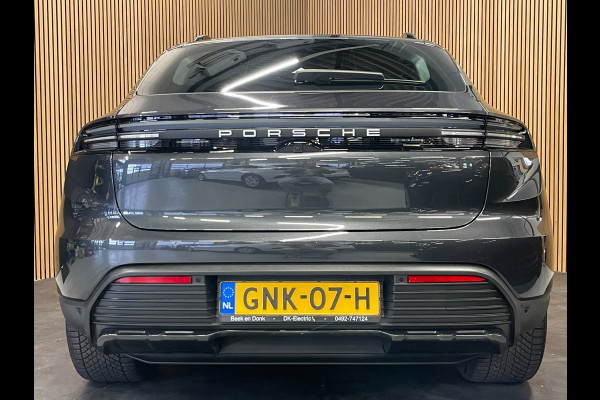 Porsche Macan 4 100 kWh|100%SOH|ACC|VULKANGRAU|VOLLEDER|MEMORY|CAMERA|CARPLAY|STOELVERWARMING|21INCH|NAP|NL|INCL.BTW|1e EIGENAAR|