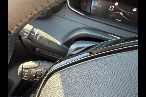 Peugeot 208 1.2 PureTech 100 Allure Navi / Camera V&A / Dodehoek / P-sensoren / APP connect