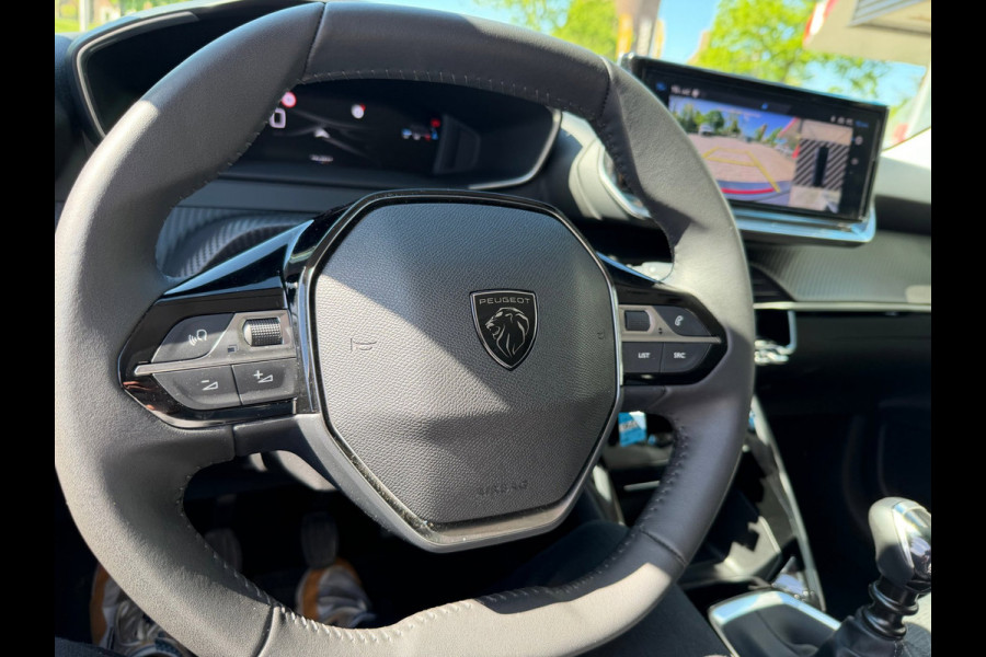 Peugeot 208 1.2 PureTech 100 Allure Navi / Camera V&A / Dodehoek / P-sensoren / APP connect