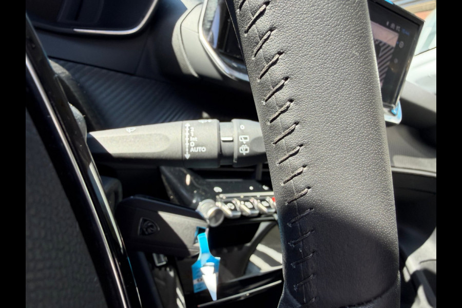 Peugeot 208 1.2 PureTech 100 Allure Navi / Camera V&A / Dodehoek / P-sensoren / APP connect