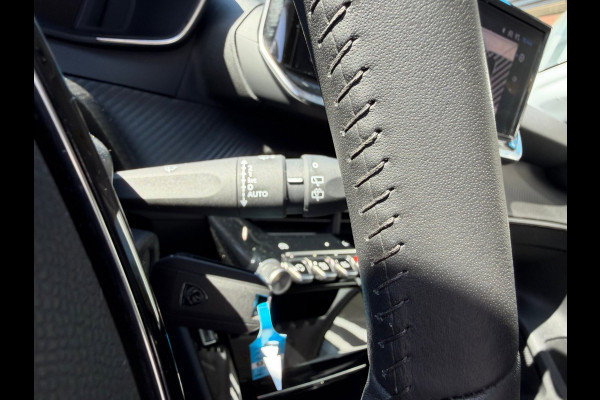 Peugeot 208 1.2 PureTech 100 Allure Navi / Camera V&A / Dodehoek / P-sensoren / APP connect