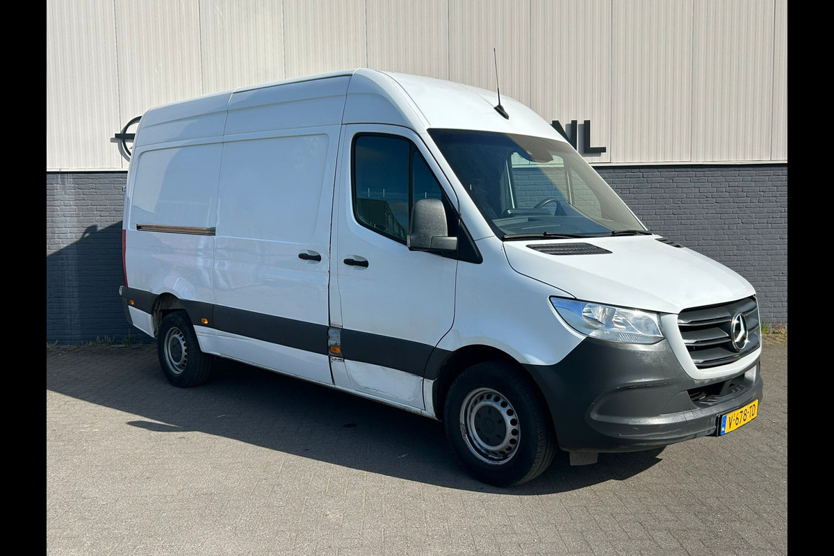 Mercedes-Benz Sprinter 314 2.2 CDI 143pk AUT-7 L2H2 EURO VI-D NAVI Camera ECC Keyless Bluetooth Navigatie-pakket Elektr.Spiegels+Verwarmd BlindSpot-Assist Regensensor Bordherkenning Trekhaak 3.500kg Trekvermogen Betonplex Wandbetimmerd