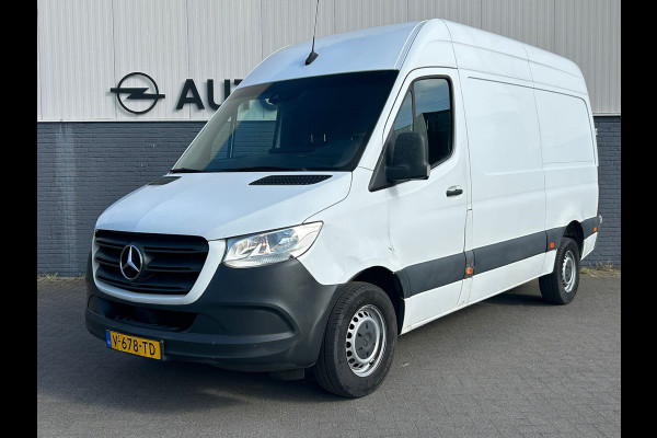 Mercedes-Benz Sprinter 314 2.2 CDI 143pk AUT-7 L2H2 EURO VI-D NAVI Camera ECC Keyless Bluetooth Navigatie-pakket Elektr.Spiegels+Verwarmd BlindSpot-Assist Regensensor Bordherkenning Trekhaak 3.500kg Trekvermogen Betonplex Wandbetimmerd