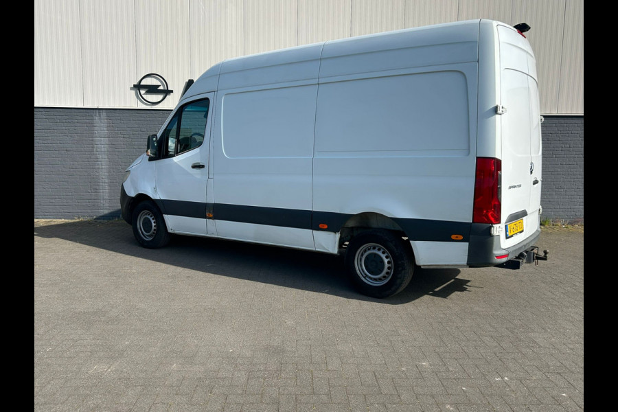 Mercedes-Benz Sprinter 314 2.2 CDI 143pk AUT-7 L2H2 EURO VI-D NAVI Camera ECC Keyless Bluetooth Navigatie-pakket Elektr.Spiegels+Verwarmd BlindSpot-Assist Regensensor Bordherkenning Trekhaak 3.500kg Trekvermogen Betonplex Wandbetimmerd