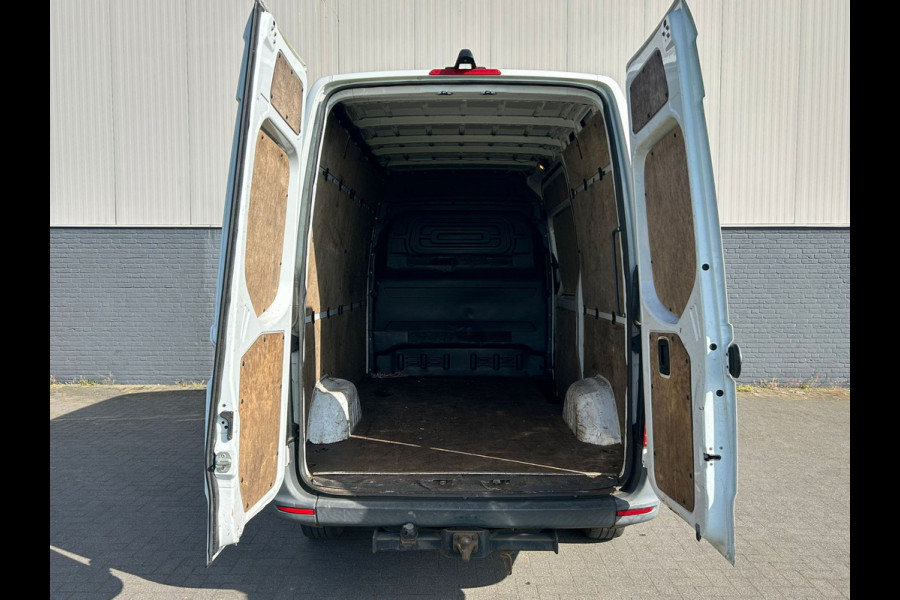 Mercedes-Benz Sprinter 314 2.2 CDI 143pk AUT-7 L2H2 EURO VI-D NAVI Camera ECC Keyless Bluetooth Navigatie-pakket Elektr.Spiegels+Verwarmd BlindSpot-Assist Regensensor Bordherkenning Trekhaak 3.500kg Trekvermogen Betonplex Wandbetimmerd