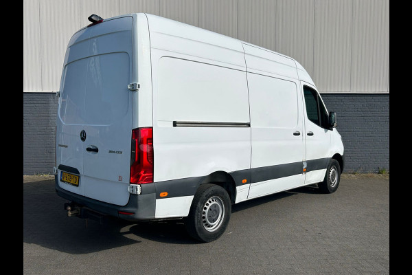Mercedes-Benz Sprinter 314 2.2 CDI 143pk AUT-7 L2H2 EURO VI-D NAVI Camera ECC Keyless Bluetooth Navigatie-pakket Elektr.Spiegels+Verwarmd BlindSpot-Assist Regensensor Bordherkenning Trekhaak 3.500kg Trekvermogen Betonplex Wandbetimmerd