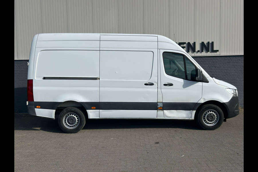 Mercedes-Benz Sprinter 314 2.2 CDI 143pk AUT-7 L2H2 EURO VI-D NAVI Camera ECC Keyless Bluetooth Navigatie-pakket Elektr.Spiegels+Verwarmd BlindSpot-Assist Regensensor Bordherkenning Trekhaak 3.500kg Trekvermogen Betonplex Wandbetimmerd
