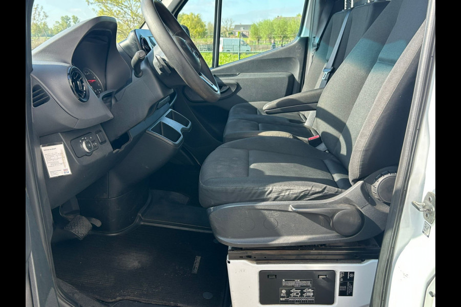 Mercedes-Benz Sprinter 314 2.2 CDI 143pk AUT-7 L2H2 EURO VI-D NAVI Camera ECC Keyless Bluetooth Navigatie-pakket Elektr.Spiegels+Verwarmd BlindSpot-Assist Regensensor Bordherkenning Trekhaak 3.500kg Trekvermogen Betonplex Wandbetimmerd