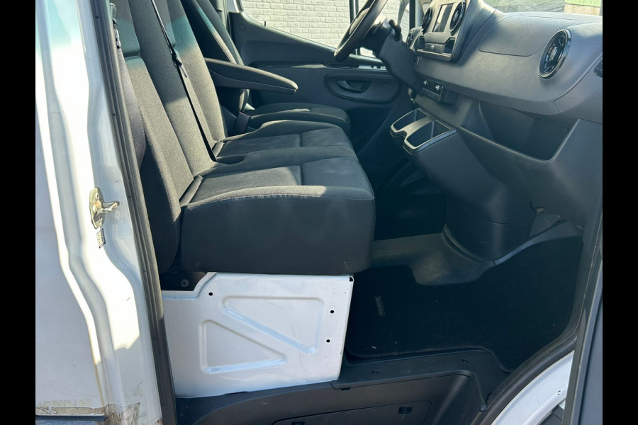 Mercedes-Benz Sprinter 314 2.2 CDI 143pk AUT-7 L2H2 EURO VI-D NAVI Camera ECC Keyless Bluetooth Navigatie-pakket Elektr.Spiegels+Verwarmd BlindSpot-Assist Regensensor Bordherkenning Trekhaak 3.500kg Trekvermogen Betonplex Wandbetimmerd
