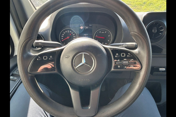 Mercedes-Benz Sprinter 314 2.2 CDI 143pk AUT-7 L2H2 EURO VI-D NAVI Camera ECC Keyless Bluetooth Navigatie-pakket Elektr.Spiegels+Verwarmd BlindSpot-Assist Regensensor Bordherkenning Trekhaak 3.500kg Trekvermogen Betonplex Wandbetimmerd
