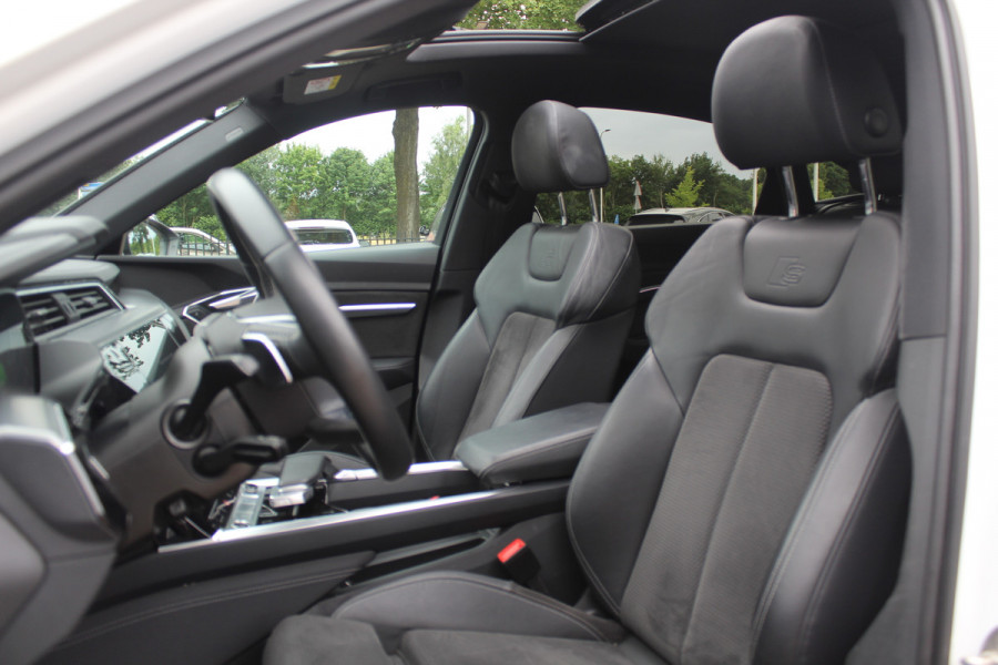 Audi e-tron Sportback 50 quattro S edition 71 kWh / Panoramadak / Camera / Luchtvering / 20'' / Leder&Alcantara / DAB / ACC / Navigatie / Stoelverwarming