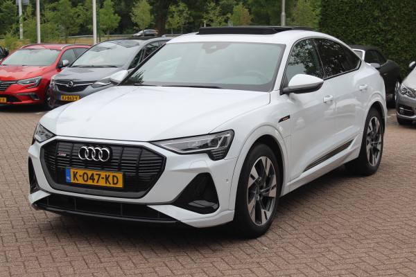 Audi e-tron Sportback 50 quattro S edition 71 kWh / Panoramadak / Camera / Luchtvering / 20'' / Leder&Alcantara / DAB / ACC / Navigatie / Stoelverwarming
