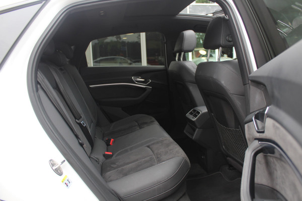 Audi e-tron Sportback 50 quattro S edition 71 kWh / Panoramadak / Camera / Luchtvering / 20'' / Leder&Alcantara / DAB / ACC / Navigatie / Stoelverwarming