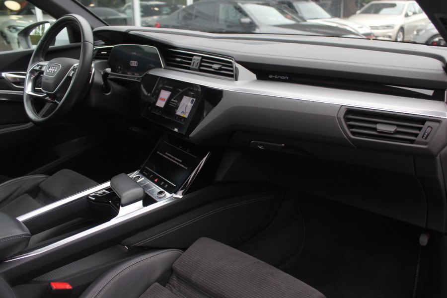 Audi e-tron Sportback 50 quattro S edition 71 kWh / Panoramadak / Camera / Luchtvering / 20'' / Leder&Alcantara / DAB / ACC / Navigatie / Stoelverwarming