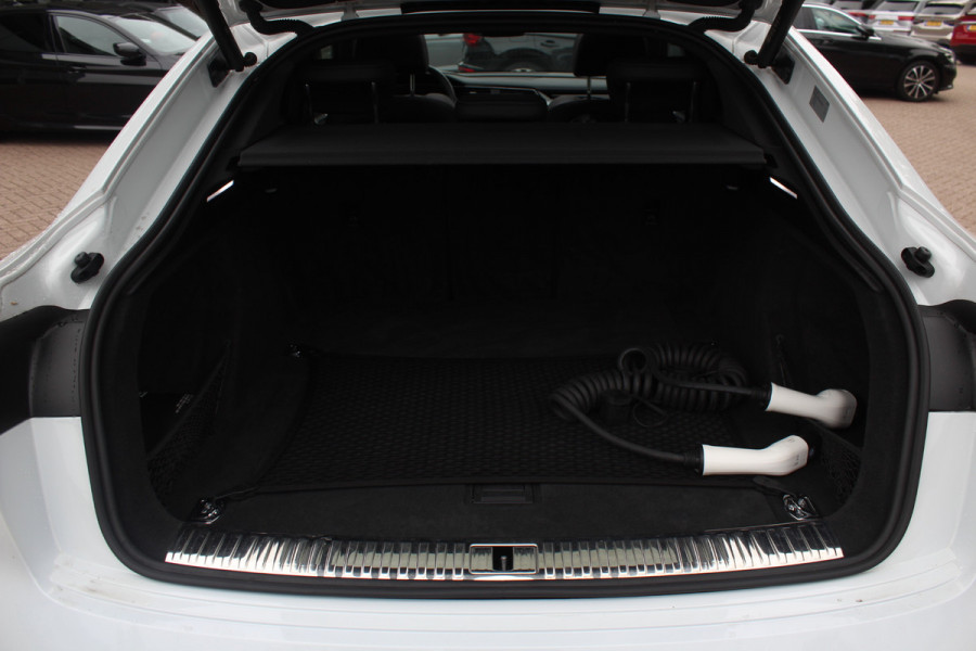 Audi e-tron Sportback 50 quattro S edition 71 kWh / Panoramadak / Camera / Luchtvering / 20'' / Leder&Alcantara / DAB / ACC / Navigatie / Stoelverwarming