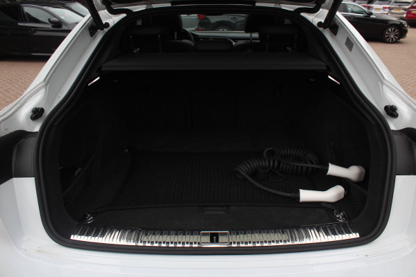 Audi e-tron Sportback 50 quattro S edition 71 kWh / Panoramadak / Camera / Luchtvering / 20'' / Leder&Alcantara / DAB / ACC / Navigatie / Stoelverwarming