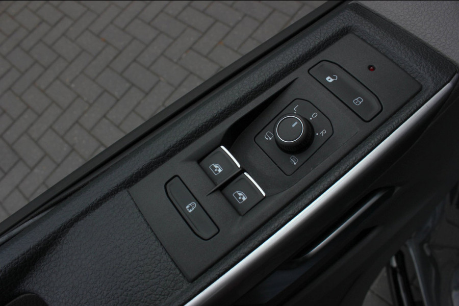 Volkswagen Transporter 2.0 TDI L2H1 BULLI 204PK DC DUBBEL CABINE / ALCANTARE HEMEL / FULL OPTIONS / LEDER / FULL BLACK / APPLE