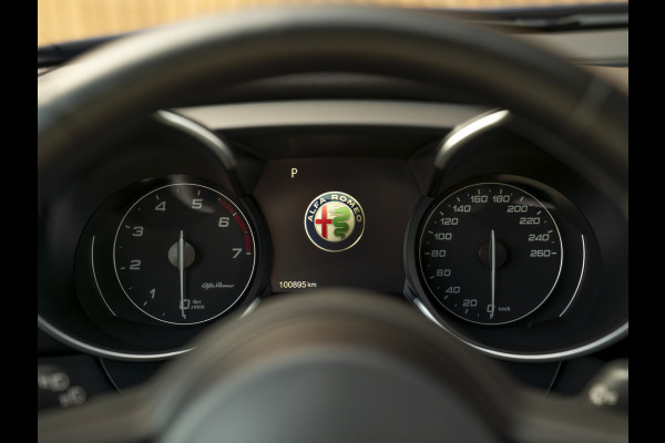 Alfa Romeo Giulia 2.0T 280pk Veloce Ti Q2 | Pano-dak | Blu Montecarlo | Race-mode