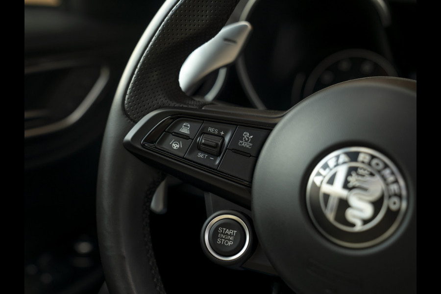 Alfa Romeo Giulia 2.0T 280pk Veloce Ti Q2 | Pano-dak | Blu Montecarlo | Race-mode