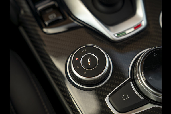 Alfa Romeo Giulia 2.0T 280pk Veloce Ti Q2 | Pano-dak | Blu Montecarlo | Race-mode