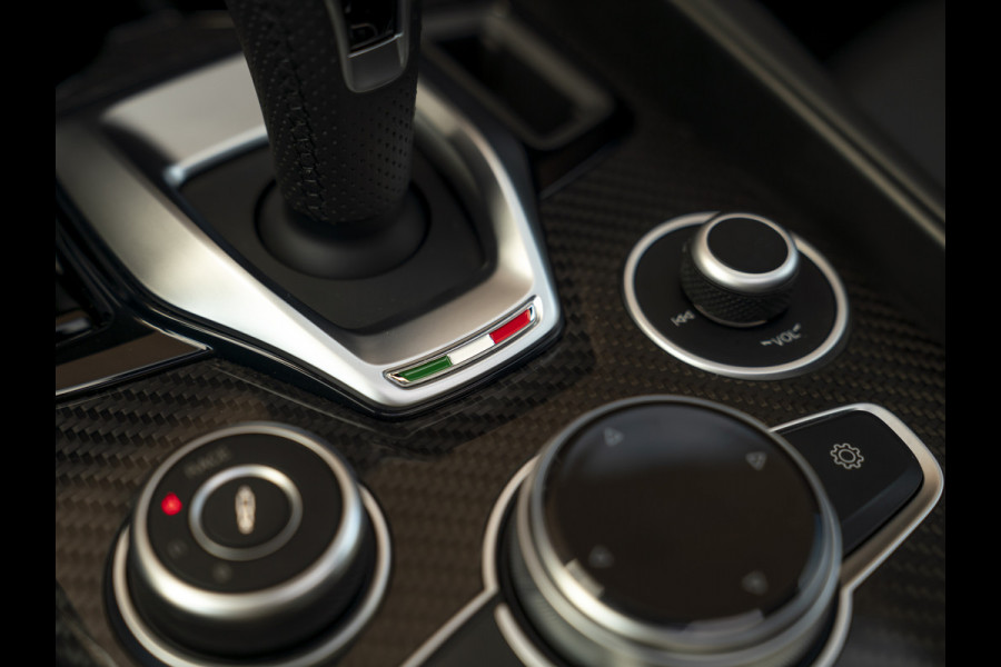 Alfa Romeo Giulia 2.0T 280pk Veloce Ti Q2 | Pano-dak | Blu Montecarlo | Race-mode